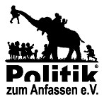 Logo des Vereins Politik zum Anfassen e.V.: Schwarze Silhouette eines Elefanten, der von fröhlichen Kindern umringt ist; darunter der schwarze Schriftzug „Politik zum Anfassen e.V.“