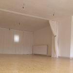 Foto eines buchbaren Raums des Vereins wasmitherz in Hannovers Nordstadt. Zu sehen ist ein großer leerer Raum mit einer Art Bühne.