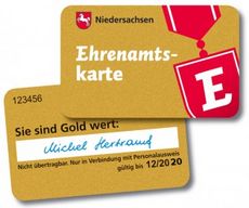 Abbildung Vorder-und Rückseite der goldfarbenen Niedersächsischen Ehrenamtskarte